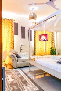 尼亚利SeaEsta suite 64 Nyali Mombasa的一间卧室配有一张床和一张沙发