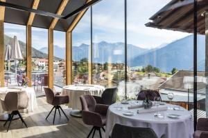 马莱斯韦诺斯塔白十字酒店的一间带桌椅的山景餐厅