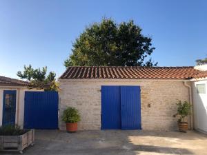 Grand-Village-PlageLa Sirène的停车场内带蓝色门的车库