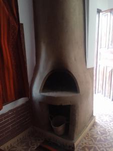 斯库拉达累斯萨拉姆酒店的窗户客房内的石头壁炉