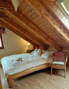 大洛西尼索鲁比罗西尼木屋的阁楼上的卧室配有一张大床