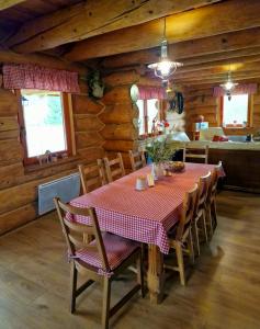 大洛西尼索鲁比罗西尼木屋的小屋内带桌椅的用餐室