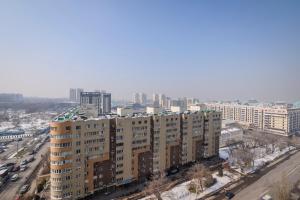 阿拉木图Апартаменты на Гагарина的城市中一座大建筑的顶部景观