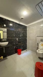 乌贾因Hotel Prakasham的一间带水槽和卫生间的浴室