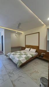 乌贾因Hotel Prakasham的一间卧室,卧室内配有一张大床