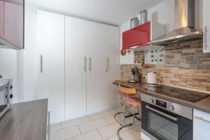 上迈塞尔施泰因Tal的厨房配有白色橱柜和柜台。