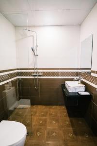 宁平Tamcoc Catalina Hotel的浴室配有卫生间、淋浴和盥洗盆。