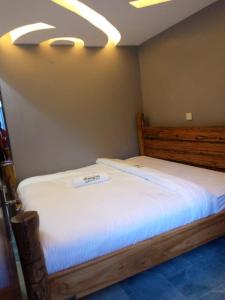 NarokOLENG'OTI GARDENS的一间卧室配有一张带白色床单的大床