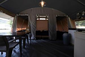迪基希Country Camp Camping Gritt的帐篷中间设有桌子