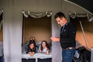 迪基希Country Camp Camping Gritt的站在一群女孩面前的男人