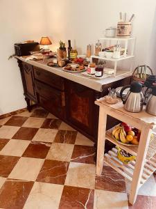 柳维Casa Mona Turismo de Interior的厨房配有带食物的柜台