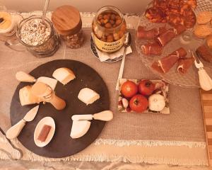 柳维Casa Mona Turismo de Interior的一张桌子,上面放着一盘奶酪和其他食物