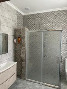 巴库Villa near SeaBreeze Nardaran Baku的带淋浴、浴缸和盥洗盆的浴室