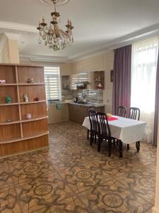 巴库Villa near SeaBreeze Nardaran Baku的厨房以及带桌椅的用餐室。