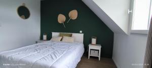 洛克马里亚Location LOC'MARIA - Résidence Marie-Galante - Location Professionnelle的一间卧室设有一张床和绿色的墙壁