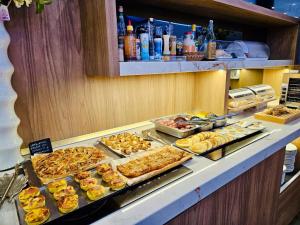 米兰伯尔扎诺酒店的包含多种不同食物的自助餐