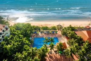 美奈Sea Lion Beach Resort Mui Ne的享有度假胜地的空中景致,设有游泳池和海滩