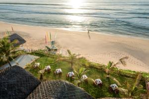 美奈Sea Lion Beach Resort Mui Ne的享有海滩和海洋的空中景致