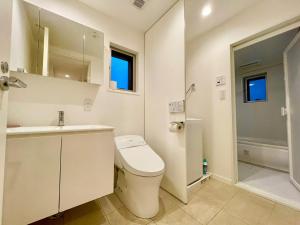 东京SALON Shibuya的白色的浴室设有卫生间和水槽。