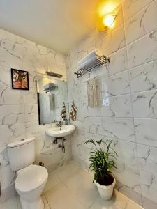 瓦加托BohoLush by Evanka的白色的浴室设有卫生间和水槽。