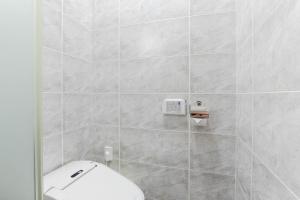 仁川市Incheon Aiport Airrelax hotel的带淋浴的浴室配有白色卫生间