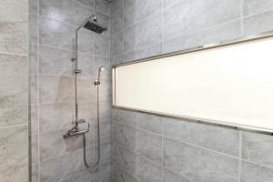 仁川市Incheon Aiport Airrelax hotel的浴室里设有玻璃门淋浴