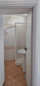 帕图Casa Milagros的浴室配有白色卫生间和盥洗盆。