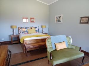 伯格维尔德拉肯斯堡山度假酒店的一间卧室配有一张床和一把椅子