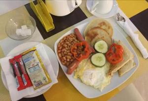 OgbodoAyoluyem Aparthotel and Suites的包括鸡蛋豆和蔬菜的早餐盘