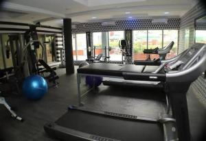 奥韦里Top Rate Hotel的健身房设有跑步机和跑步机