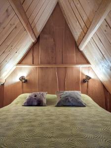 尤佩瓦索约酒店的一间卧室配有一张带两个枕头的床