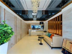 贵阳City Comfort Inn Guiyang Financial City Convention Center Metro Station的客厅配有沙发和桌子