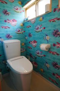 Ioki宿や晴的浴室设有卫生间和鱼类主题墙壁