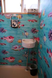Ioki宿や晴的浴室配有鱼类主题的墙壁