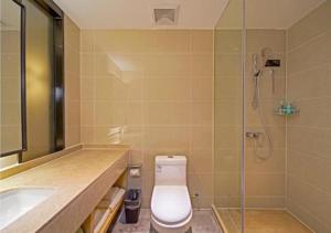 四会City Comfort Inn Zhaoqing Sihui International Jade City Sihui Plaza的浴室配有卫生间、盥洗盆和淋浴。