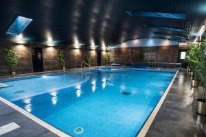 班多伦Holyrood Hotel - Leisure Centre & The Spa at Orchids的大楼内的大型游泳池