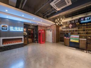 北京James Joyce Coffetel Beijing Yizhuang Development Zone Chicheng Times Square的一间在房间内有红色电话亭的餐厅