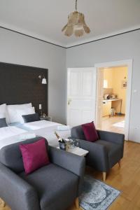 格拉茨Arena Apartments的一间卧室配有一张床,客厅配有沙发