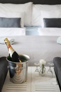 格拉茨Arena Apartments的卧室桌子上的桶装一瓶香槟