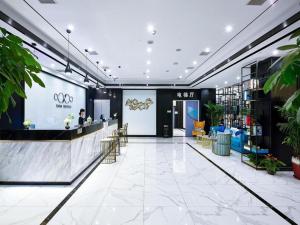 天津Xana Lite Hotelle Tianjin Huaming Binhai International Airport的商店的大堂,配有柜台和椅子