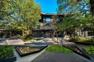 北京Blossom House Beijing Houhai的一个带池塘庭院的房子