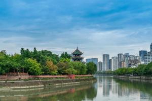 成都Borrman Hotel Chengdu Chunxi Road Tianfu Square Metro Station的城市中带宝塔的河流