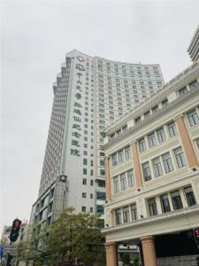 广州City Comfort Inn Guangzhou Sun Yat-sen Memorial Hospital Yide Road Metro Station的一座大建筑的侧面有标志