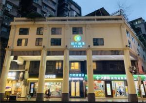 广州City Comfort Inn Guangzhou Sun Yat-sen Memorial Hospital Yide Road Metro Station的商店前有柱子的建筑物