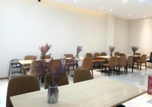 City Comfort Inn Lhasa Gongga County Gongga Airport的一间设有桌椅和一排桌子的房间