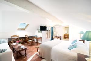 圣特罗佩菲尔姆酒店的一间卧室设有一张床和一间客厅。