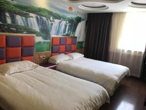 上海Ease Hotel Shanghai Chuanhuan Nan Road Chuansha Metro Station的墙上画画的房间里设有两张床