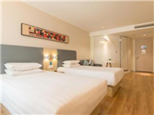 Hanting Hotel Hohhot Manduhai Park客房内的一张或多张床位
