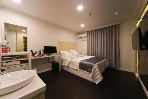 釜山Prince Motel的酒店客房设有床和水槽