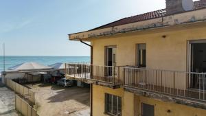 马瑟利Trilocale centro Marcelli fronte mare - M223的公寓大楼享有海景